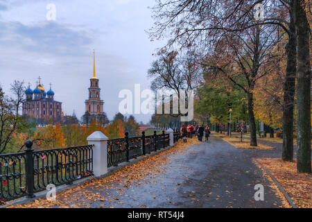 Paesaggio autunnale con assunzione Cattedrale e la torre campanaria del Cremlino Ryazan, Russia Foto Stock