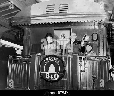 Il presidente Harry Truman e il Primo Ministro Winston Churchill sulla piattaforma posteriore di un treno, circa 1945. Foto Stock