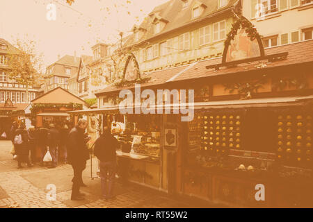 COLMAR, Francia - Nov 23, 2014: effetto vintage oltre il Mercatino di Natale di Colmar, Alsazia con i turisti e i locali acquisto di regali e dolci Foto Stock