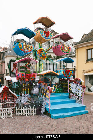 COLMAR, Francia - Nov 23, 2015: Vuoto giostra di Natale Merry Go Round al mercatino di Natale di Colmar Alsazia Foto Stock