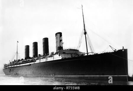 RMS Lusitania, un British ocean liner in inizio xx secolo, arrivando al porto di New York nel 1907. Foto Stock