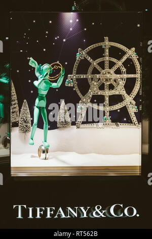 Barcellona, Spagna - Nov 17, 2017: Tiffany & Co. per lo shopping di lusso negozio facciata di vetro con decorazioni pronto per le vacanze di Natale con i giocattoli come doni Foto Stock