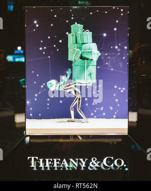 Barcellona, Spagna - Nov 17, 2017: Tiffany & Co. per lo shopping di lusso negozio facciata di vetro con decorazioni pronto per le vacanze di Natale con i giocattoli come doni Foto Stock