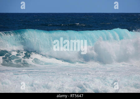 La rottura in onda Siargao, un popolare punto Surf nelle Filippine, in Asia Foto Stock