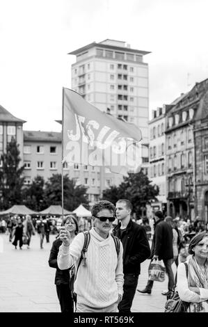 Strasburgo, Francia - 30 Maggio 2015: l'uomo con Gesù bandiera a marzo per Gesù l'annuale evento interconfessionale dai cristiani di tutto il mondo Foto Stock