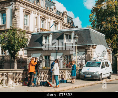 Strasburgo, Francia - Ott 3, 2017: France 3 alsace reporter si prepara a trasmettere in diretta dalla strada di Strasburgo vicino alla residenza del Segretario generale del Consiglio d'Europa Foto Stock