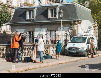 Strasburgo, Francia - Ott 3, 2017: France 3 alsace reporter si prepara a trasmettere in diretta dalla strada di Strasburgo vicino alla residenza del Segretario generale del Consiglio d'Europa Foto Stock