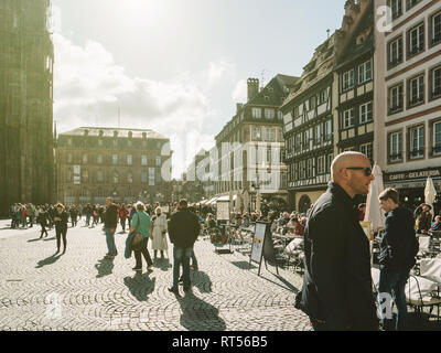 Strasburgo, Francia - Ott 3, 2017: turisti e residenti di scoprire la città francese di Strasburgo in Place de la Cathedrale vicino alla cattedrale di Notre Dame, con terrazze all'aperto di ristoranti Foto Stock