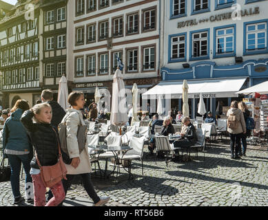 Strasburgo, Francia - Ott 3, 2017: turisti e residenti di scoprire la città francese di Strasburgo in Place de la Cathedrale vicino alla cattedrale di Notre Dame, con terrazze all'aperto di ristoranti e alberghi Foto Stock