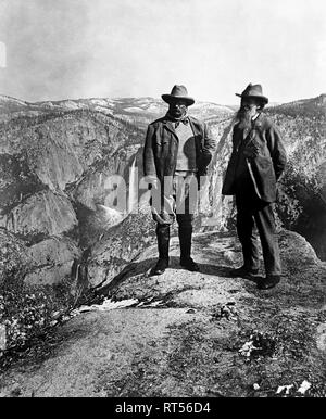 Presidente Theodore Roosevelt e John Muir mentre visitano il Glacier Point presso la Yosemite Valley in California, 1903. Foto Stock