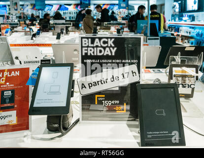 Parigi, Francia - Nov 23, 2017: Venerdì nero store shopping giorno in Francia, Parigi con i clienti persone in background di acquisto gadget elettronici in Fnac catena di vendita al dettaglio Foto Stock