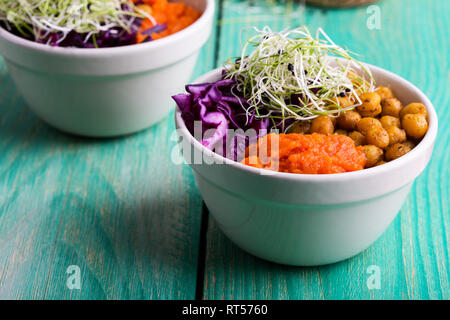 Vaso sano fresco con cavolo rosso, il germinato di cipolla, zucca cotta, fagioli, vegan il pranzo o il brunch sul tavolo di legno, close-up, il fuoco selettivo Foto Stock