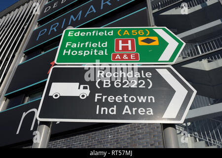 Indicazioni stradali di fronte al parcheggio a più piani di Bury, lancashire uk Foto Stock