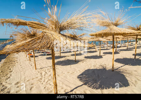 Ombrello di paglia sul vuoto seaside beach, Bulgaria Foto Stock