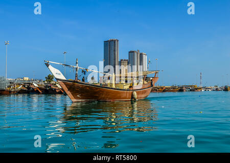 Skyline della città di Abu Dhabi lungo la spiaggia di Corniche preso da una barca negli Emirati Arabi Uniti Foto Stock