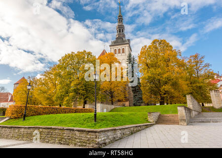 Europa orientale, paesi baltici, Estonia, Tallinn. La chiesa di San Nicola, Torre campanaria. Foto Stock
