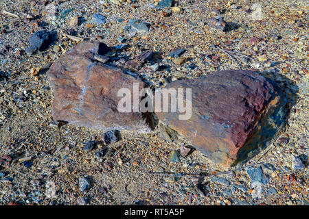 Il minerale di ferro si trova sulla superficie della terra nei pressi di un deposito nei monti Urali Foto Stock