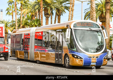 LAS VEGAS, NEVADA, STATI UNITI D'AMERICA - Febbraio 2019: Express il servizio pubblico di autobus che viaggiano lungo Las Vegas Boulevard, che è anche noto come 'nastro'. Foto Stock
