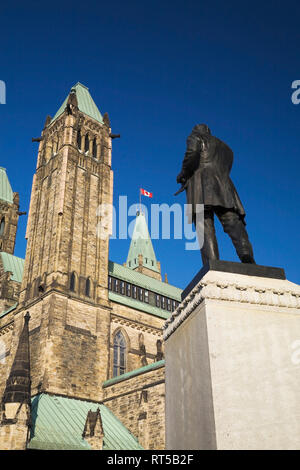 Statua di marrone e il parlamento canadese edificio, Ottawa, Ontario, Canada Foto Stock