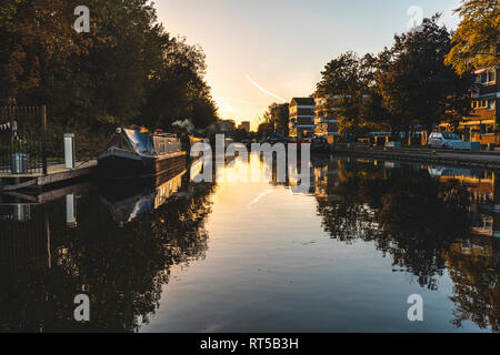 Regno Unito, Inghilterra, Camden, London, Regent's Canal, casa barche al tramonto Foto Stock