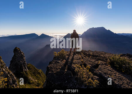 Reunion, Reunion National Park, Maido Viewpoint, vista dal vulcano Maido di Cirque de Mafate, Gros Morne e Piton des Neiges, escursionista maschio Foto Stock