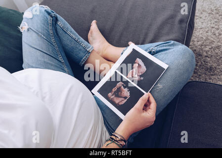 Donna incinta contiene foto di ultrasuoni Foto Stock