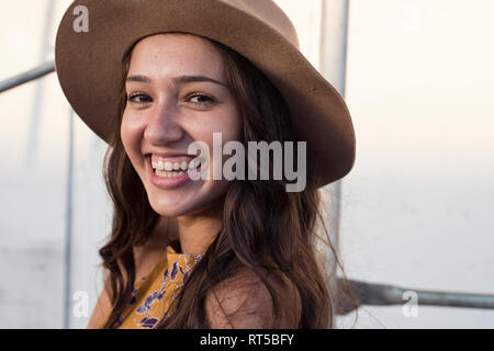 Ritratto di felice giovane donna che indossa un cappello Foto Stock