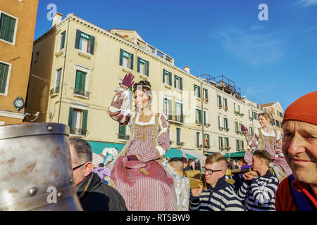 Venezia, Italia festa di carnevale Festa delle Marie parata a piedi. Festa delle Marie scortare i gruppi in costume prima di fronte alla folla carnevale 2019. Foto Stock