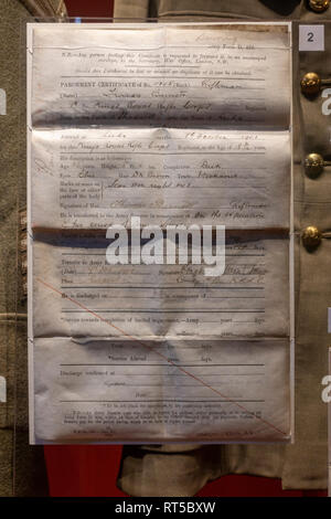 Forma dell'esercito D. 426. Certificato di scarico, il trasferimento alla riserva di esercito, pergamena certificato di scarico, ottobre 1909, Museo del Castello di York e York, UK. Foto Stock