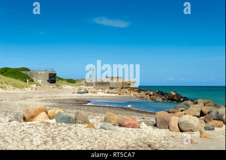 Danimarca, nello Jutland, Skagen, Grenen, spiaggia con faro grigio Foto Stock