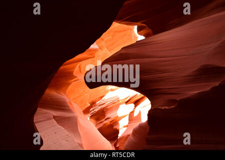 Antelope Canyon nella Riserva Navajo vicino a pagina, Arizona USA. Grotta con eagle formazione di forma Foto Stock