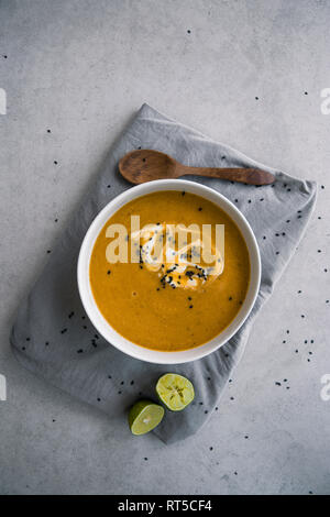 Zuppa di lenticchie con patate dolci e pane, dal di sopra Foto Stock