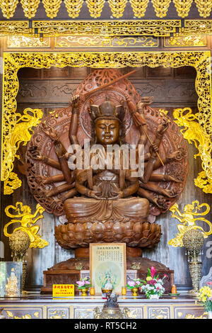 Bodhisattva Kuan Yin (Guanyin), dea della misericordia, con bracci multipli, Kek Lok Si tempio buddista, George Town, Penang, Malaysia. Foto Stock
