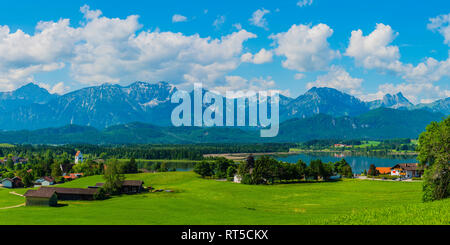 Hopfen am See und Hopfensee, dahinter die Allgaeuer Alpen, Ostallgaeu, Allgaeu, Bayern, Deutschland, Europa Foto Stock