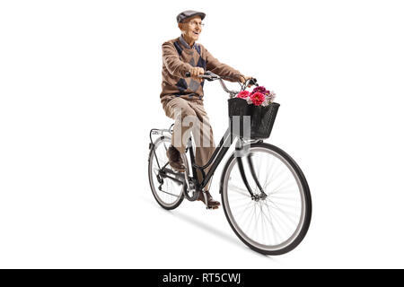 A piena lunghezza shot di un anziano gentiluomo in sella ad una bicicletta con fiori in un cestello isolato su sfondo bianco Foto Stock