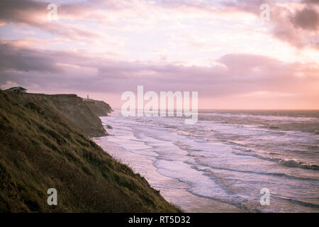 La Danimarca, a nord dello Jutland, Lonstrup, cliff coast al crepuscolo Foto Stock