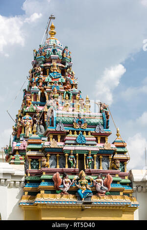 George Town, Penang, Malaysia. Torre di ingresso (Gopuram) di Sri Mariamman Maha tempio indù. Foto Stock