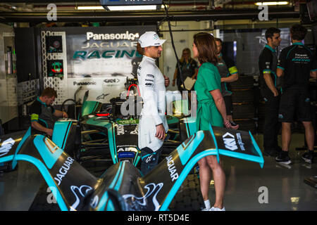 Città del Messico, Messico - 16 Febbraio 2019: Autodromo Hermanos Rodriguez. Città del Messico E-Prix. Panasonic Jaguar Racing driver Mitch Evans dentro il suo pit-box, a Città del Messico E-Prix. Foto Stock