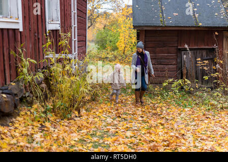 Finlandia, Kuopio, madre e figlia piccola giocando insieme in autunno Foto Stock