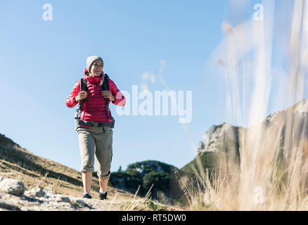 Austria, Tirolo, donna sorridente su una escursione in montagna Foto Stock