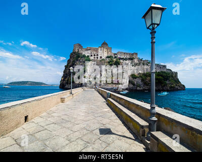 L'Italia, Campania, Napoli, Golfo di Napoli, Ischia Isola, Castello Aragonese sull isola di roccia Foto Stock