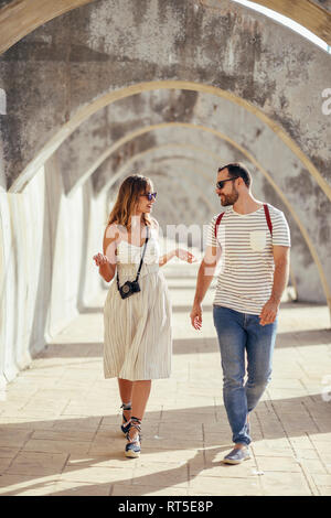 Spagna, Andalusia, Malaga, turista giovane camminare sotto un arco in città Foto Stock
