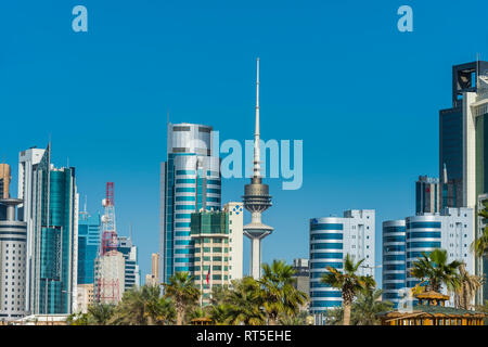 Arabia, Kuwait, Skyline e Torre di liberazione Foto Stock