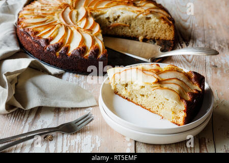 Home-cotta senza glutine torta di pere fatta di farina di grano saraceno Foto Stock