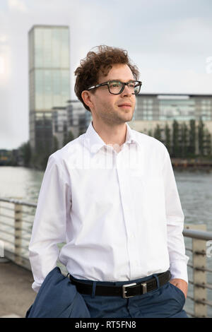 Germania Berlino, ritratto di imprenditore relax al fiume Spree Foto Stock