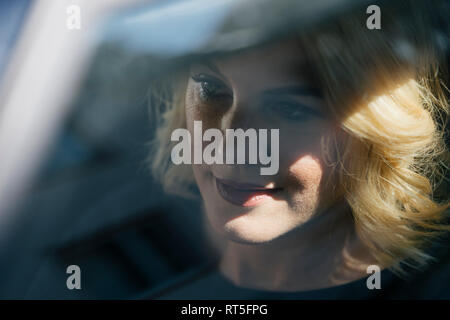 Ritratto di fiducioso donna alla guida di auto Foto Stock