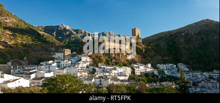 Vista panoramica con la Yedra Castle. Cazorla. Provincia di Jaen. Regione dell'Andalusia. Spagna. Europa Foto Stock