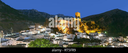 Vista panoramica con la Yedra Castle al crepuscolo. Cazorla. Provincia di Jaen. Regione dell'Andalusia. Spagna. Europa Foto Stock