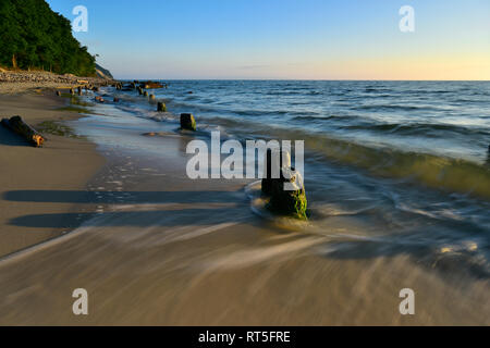 Germania, Meclemburgo-Pomerania, Ruegen, Sellin, old breakwater presso la spiaggia Foto Stock