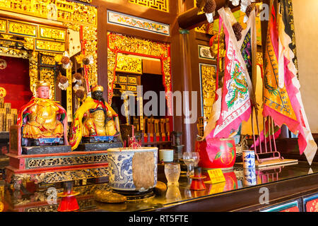 George Town, Penang, Malaysia. Le bandiere e le offerte alla divinità in Cheah Kongsi, un Clan Hokkien Associazione il tempio e la casa del Clan. Foto Stock